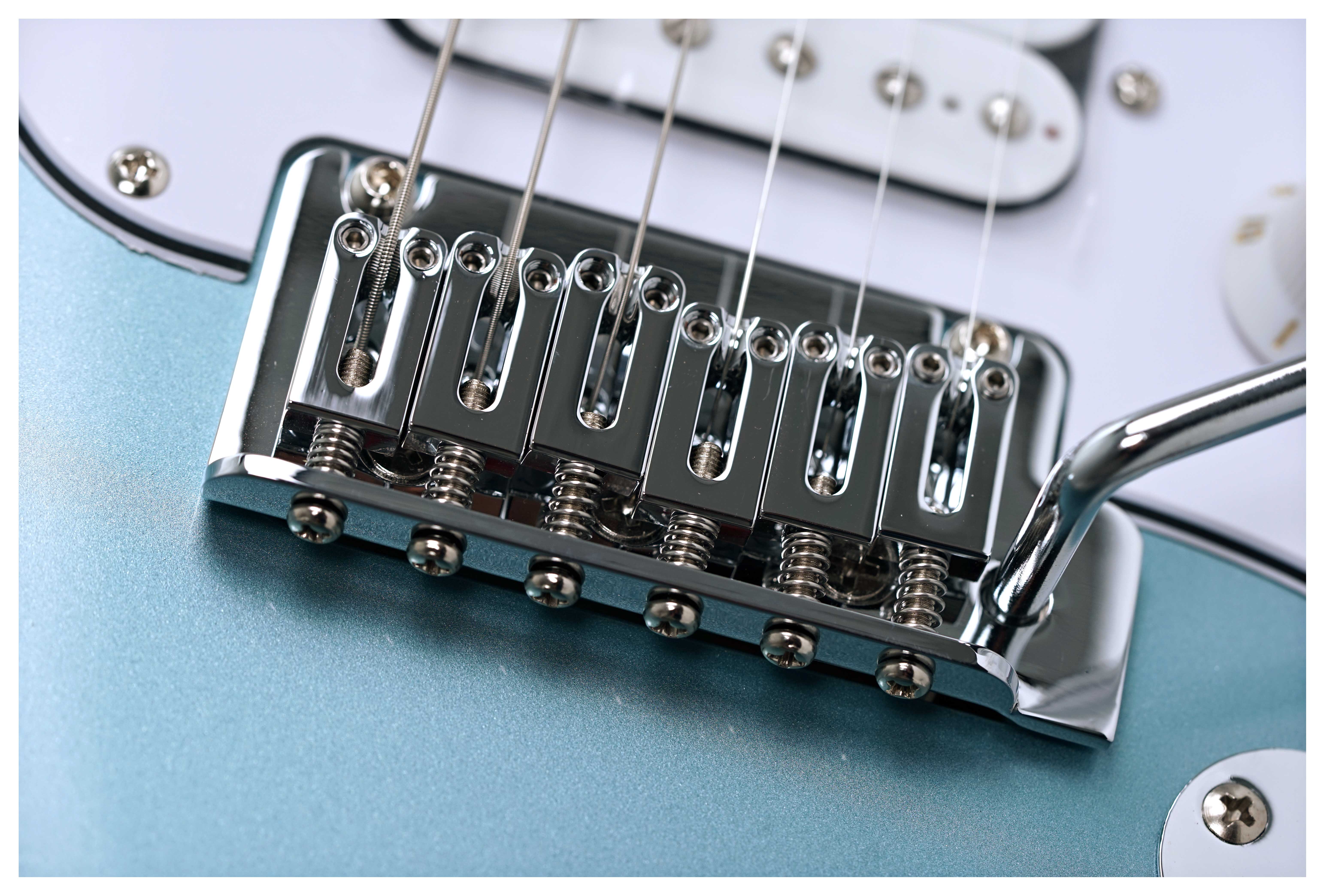 GUITARGUITAR Squier Affinity Series Stratocaster Junior HSS Indian Laurel Fingerboard White Pickguard Ice Blue Metallic