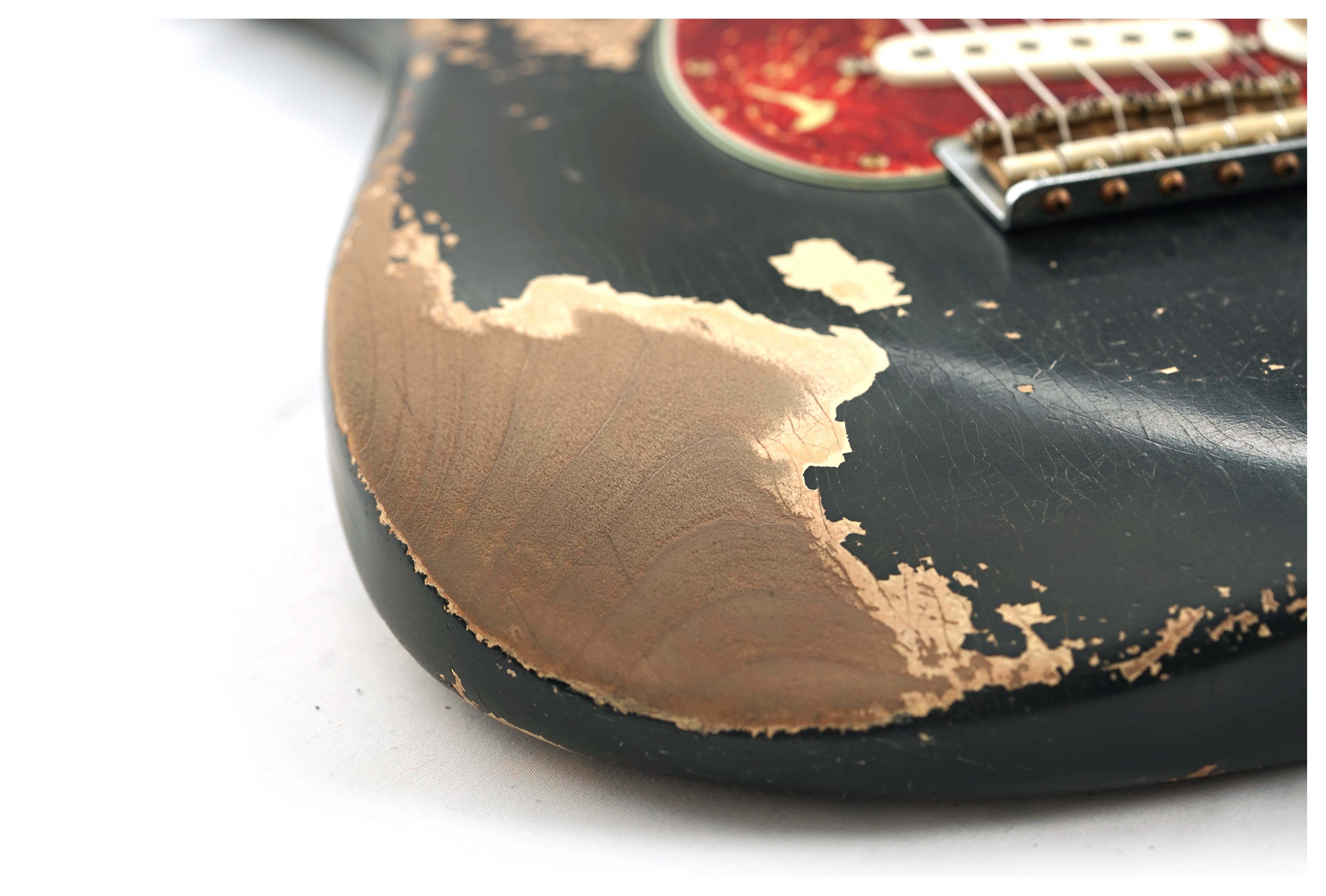 GUITARGUITAR Fender Custom Shop 61 Stratocaster Heavy Relic Black over Desert Sand Rosewood Fingerboard Master Built by Austin MacNutt #R139998