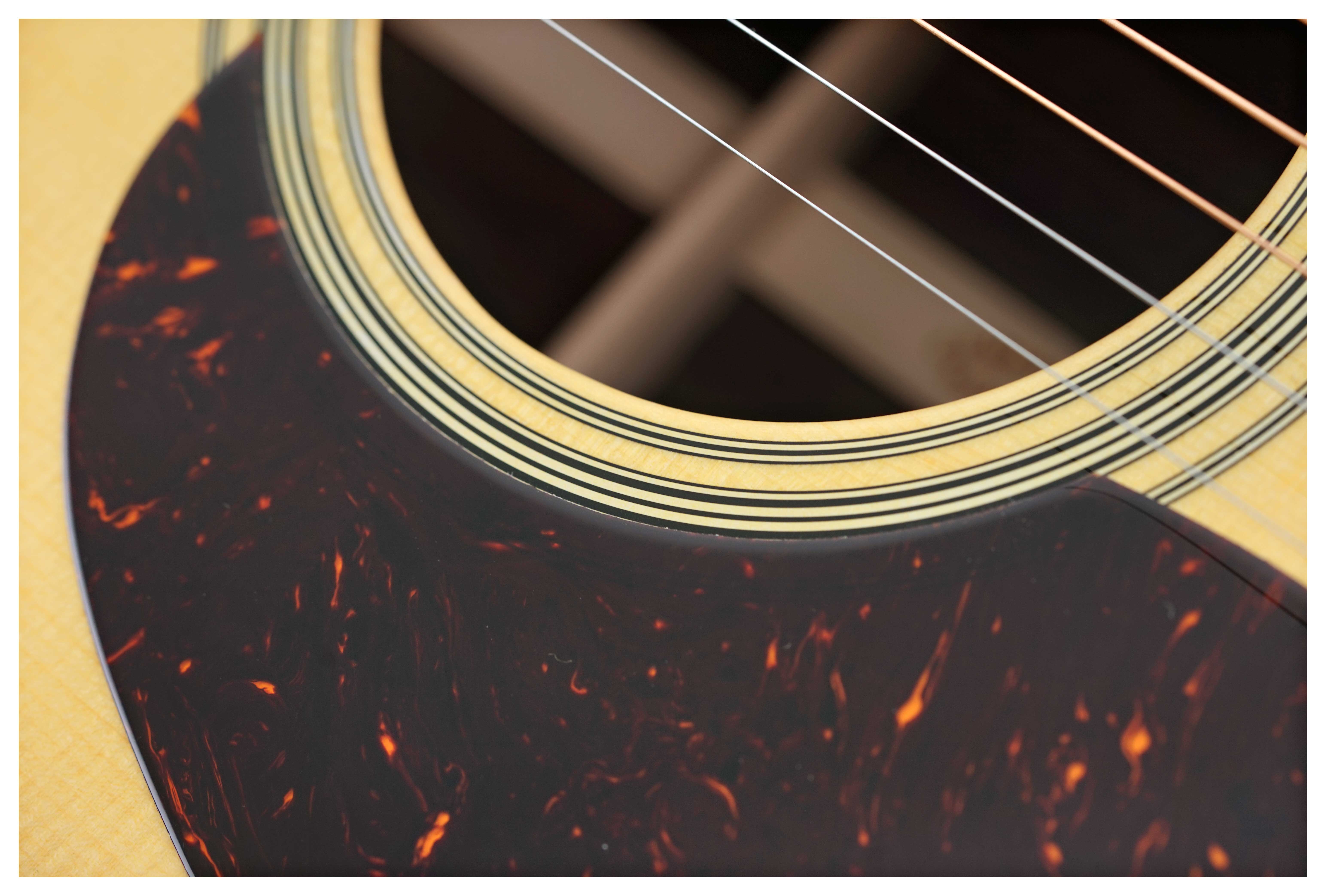 GUITARGUITAR Martin Custom Shop North Street Edition D-28 Herringbone Wild Grain East Indian Rosewood Left Handed