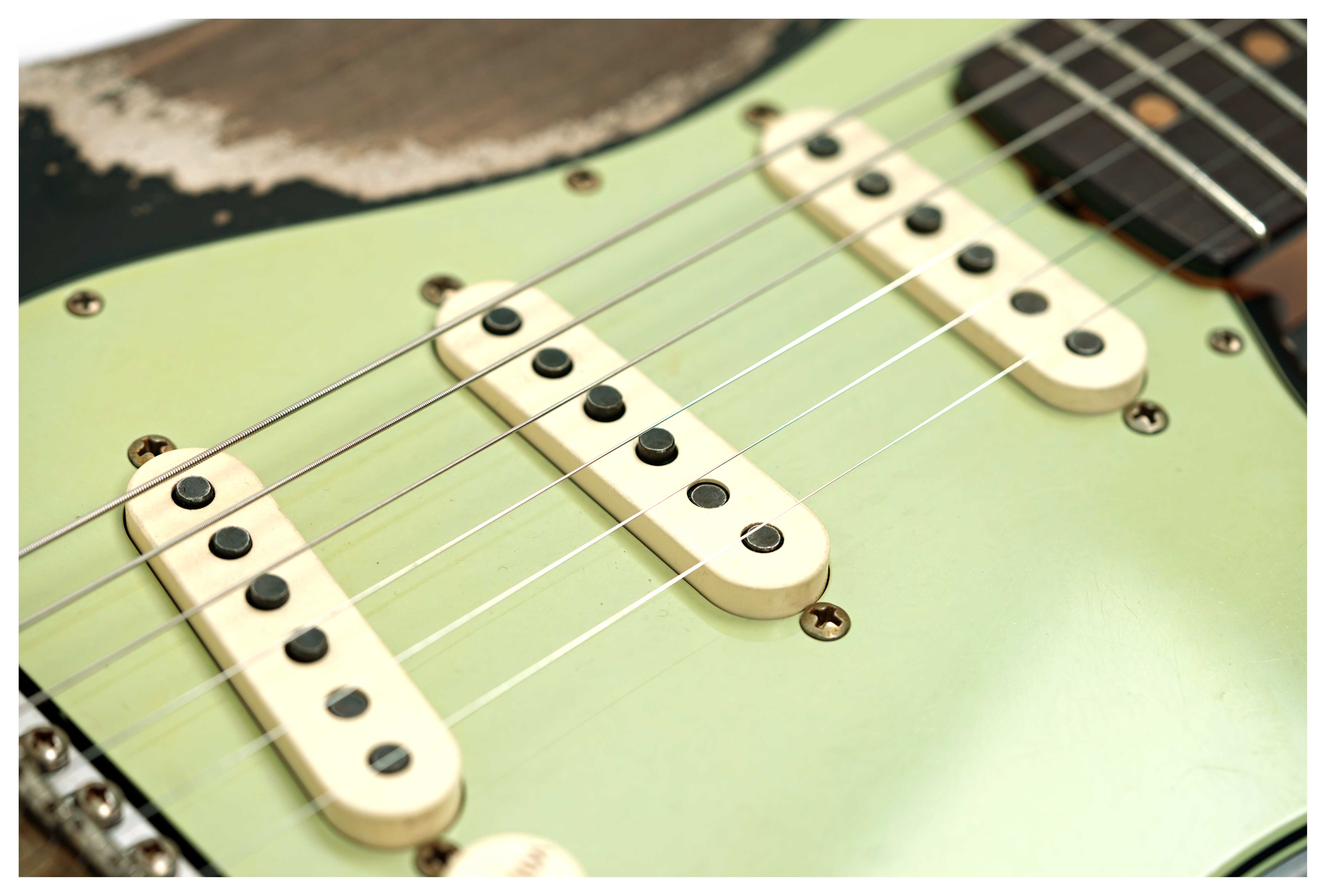 GUITARGUITAR Fender Custom Shop 61 Stratocaster Heavy Relic Black over Shoreline Gold Master Built by Paul Waller #R147453