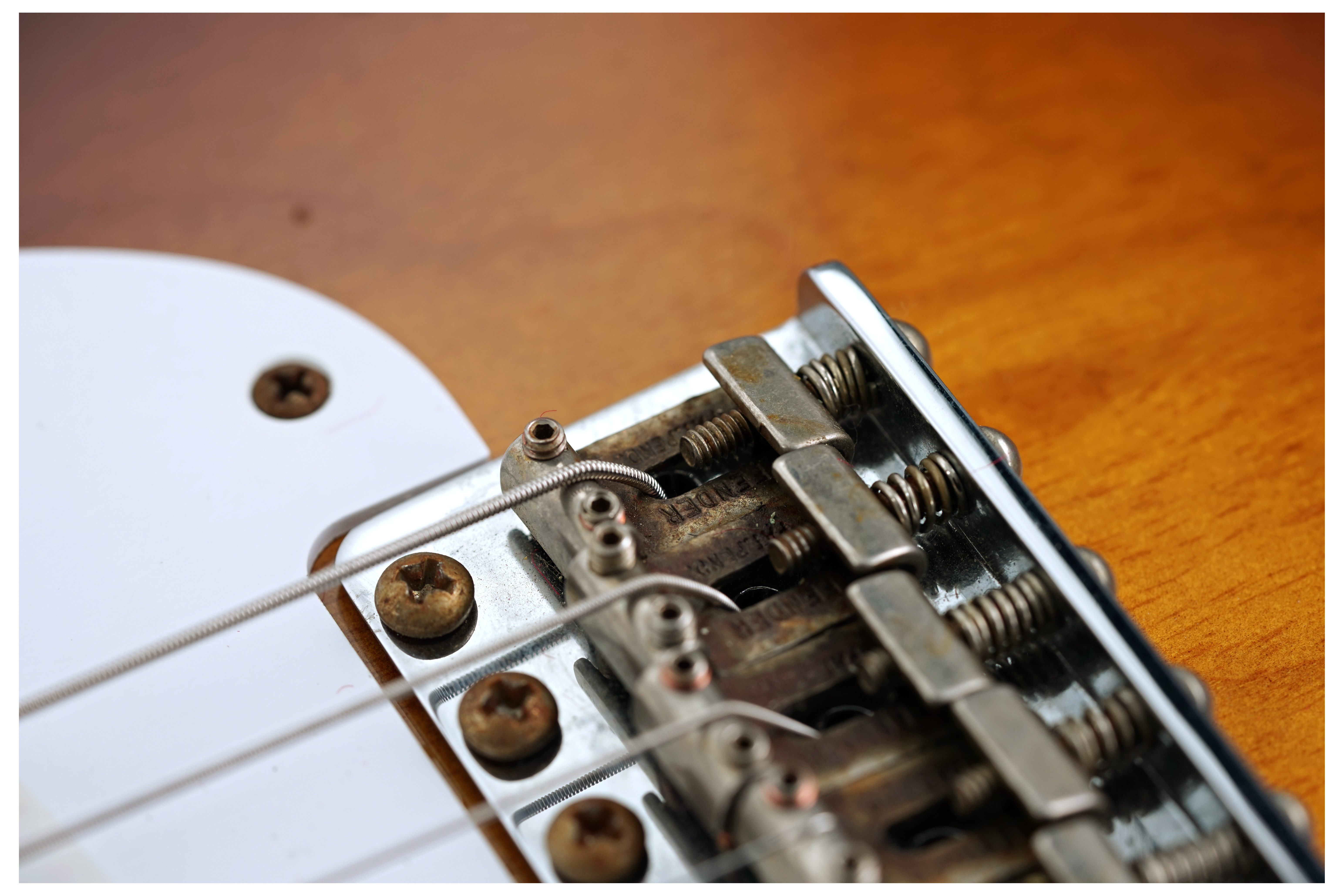 GUITARGUITAR Fender Custom Shop 1954 Stratocaster Journeyman Relic Wide 2 Tone Sunburst Left Handed
