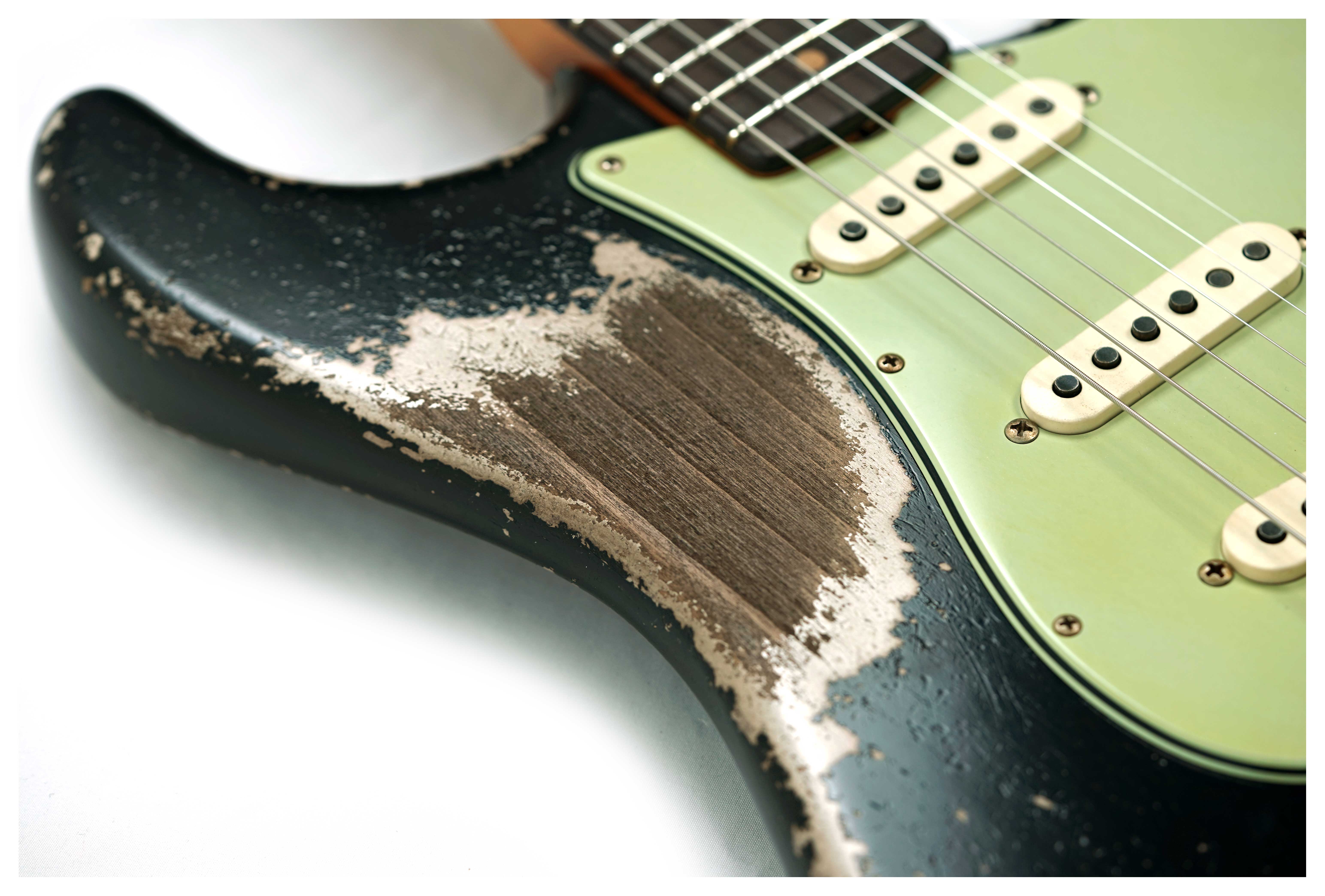 GUITARGUITAR Fender Custom Shop 61 Stratocaster Heavy Relic Black over Shoreline Gold Master Built by Paul Waller #R147453