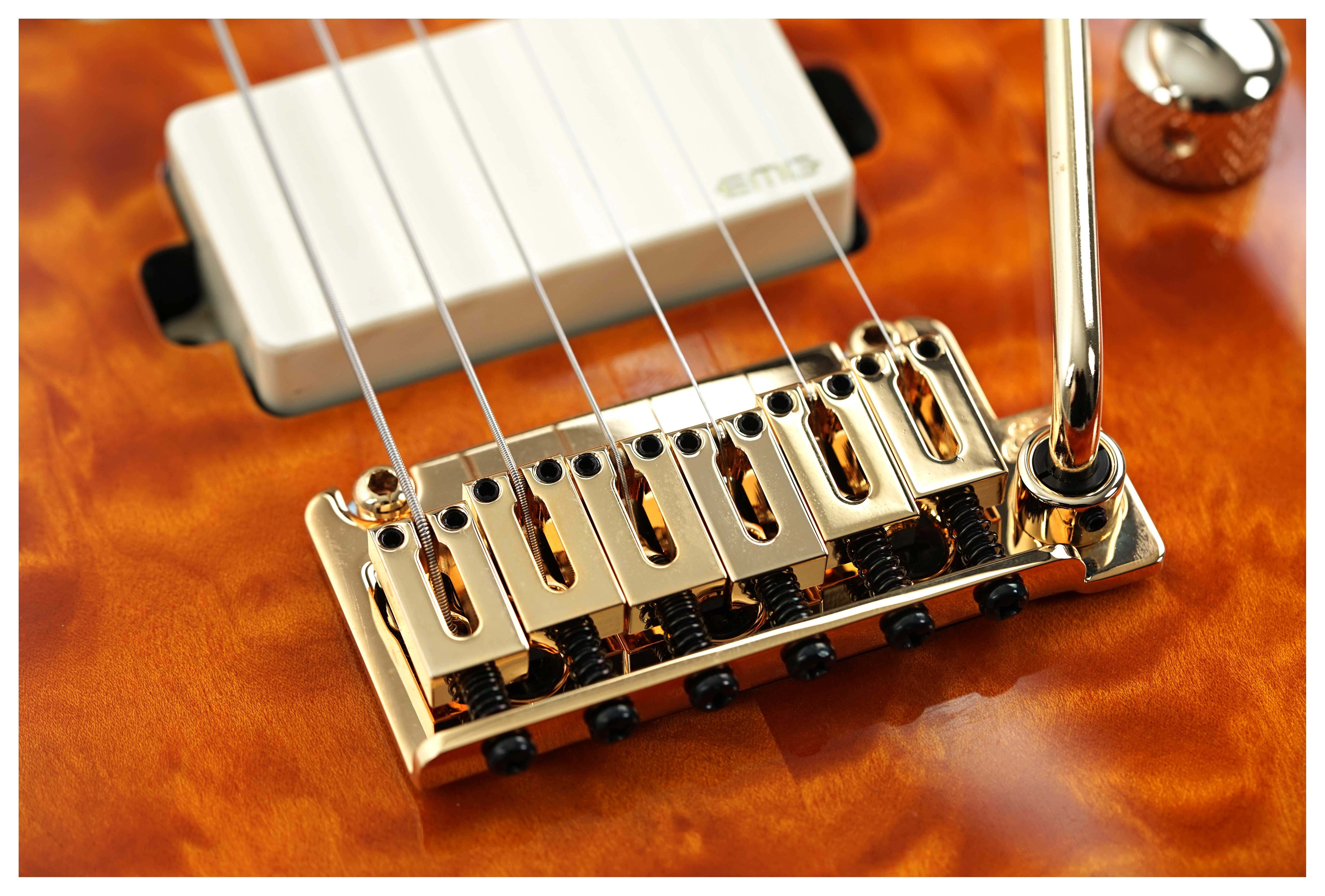 GUITARGUITAR Suhr Custom Standard Carve Top Quilt Trans Caramel