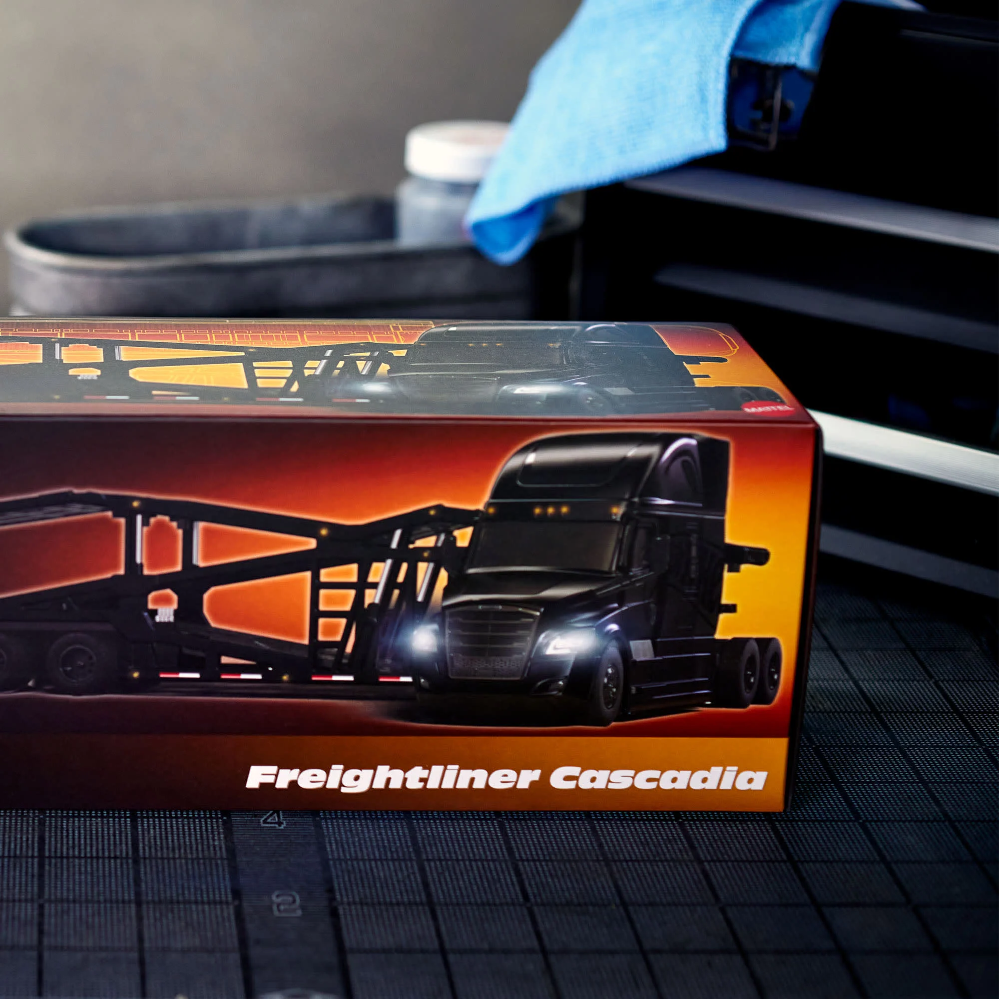 Mattel Creations Hot Wheels Elite 64 Freightliner Cascadia