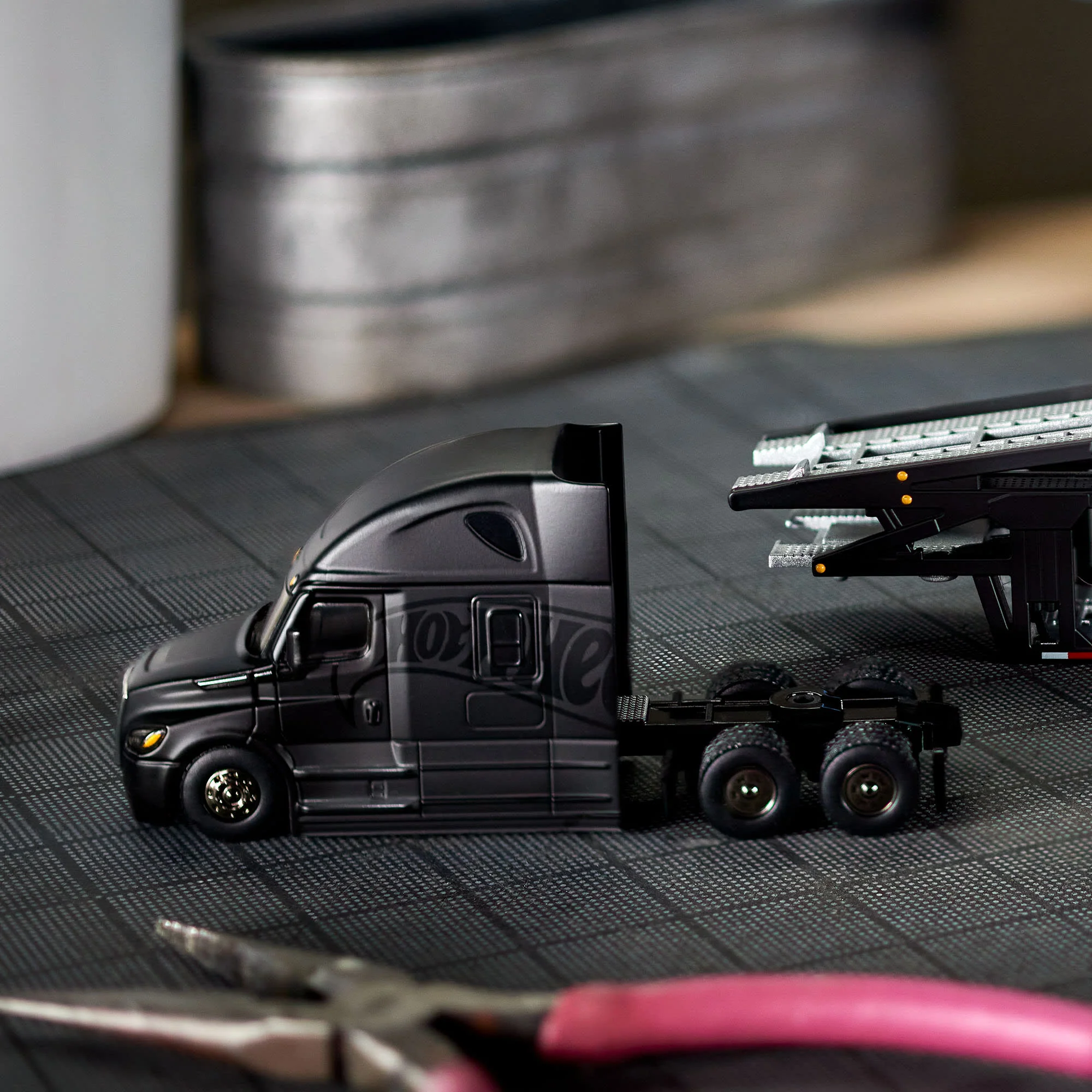 Mattel Creations Hot Wheels Elite 64 Freightliner Cascadia