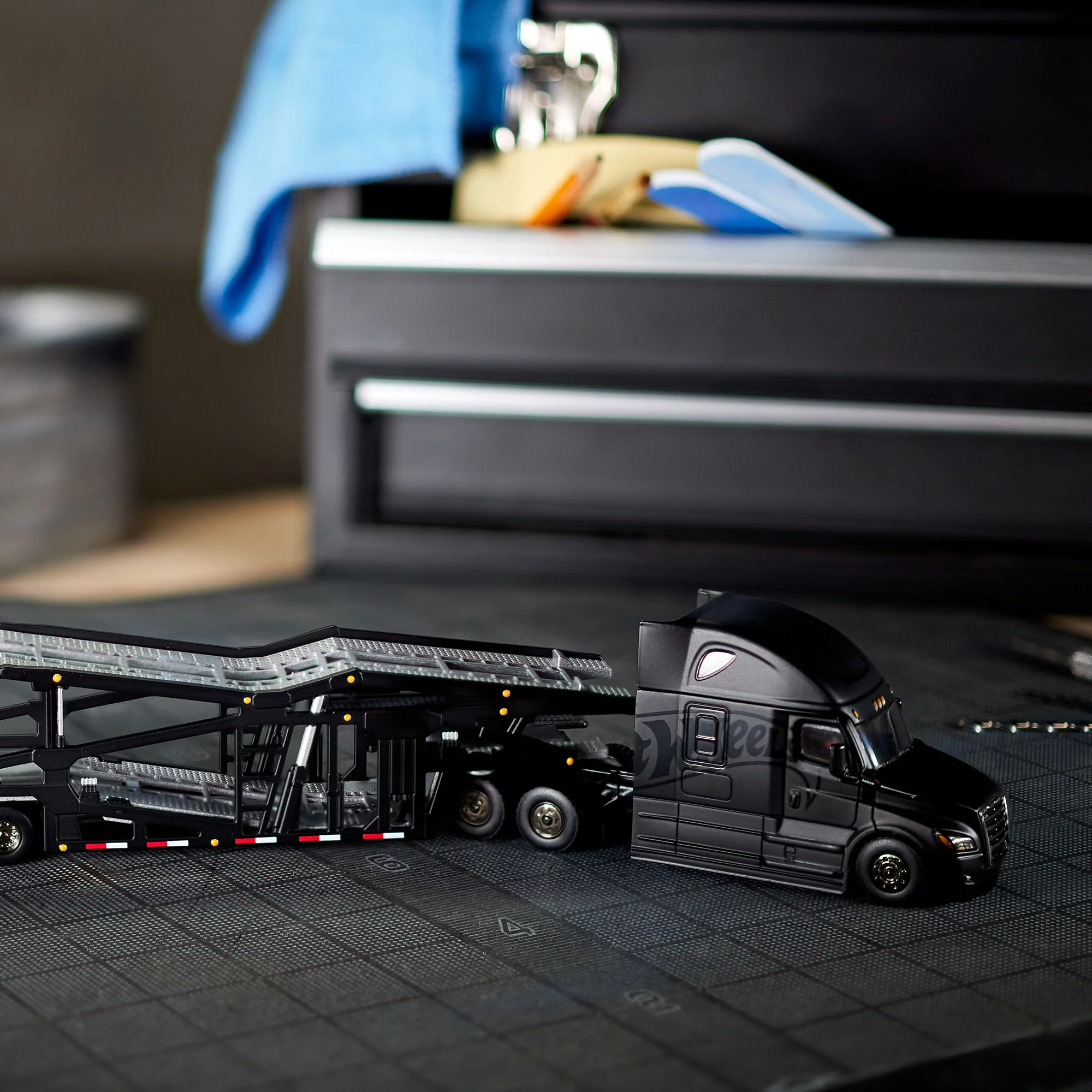 Mattel Creations Hot Wheels Elite 64 Freightliner Cascadia