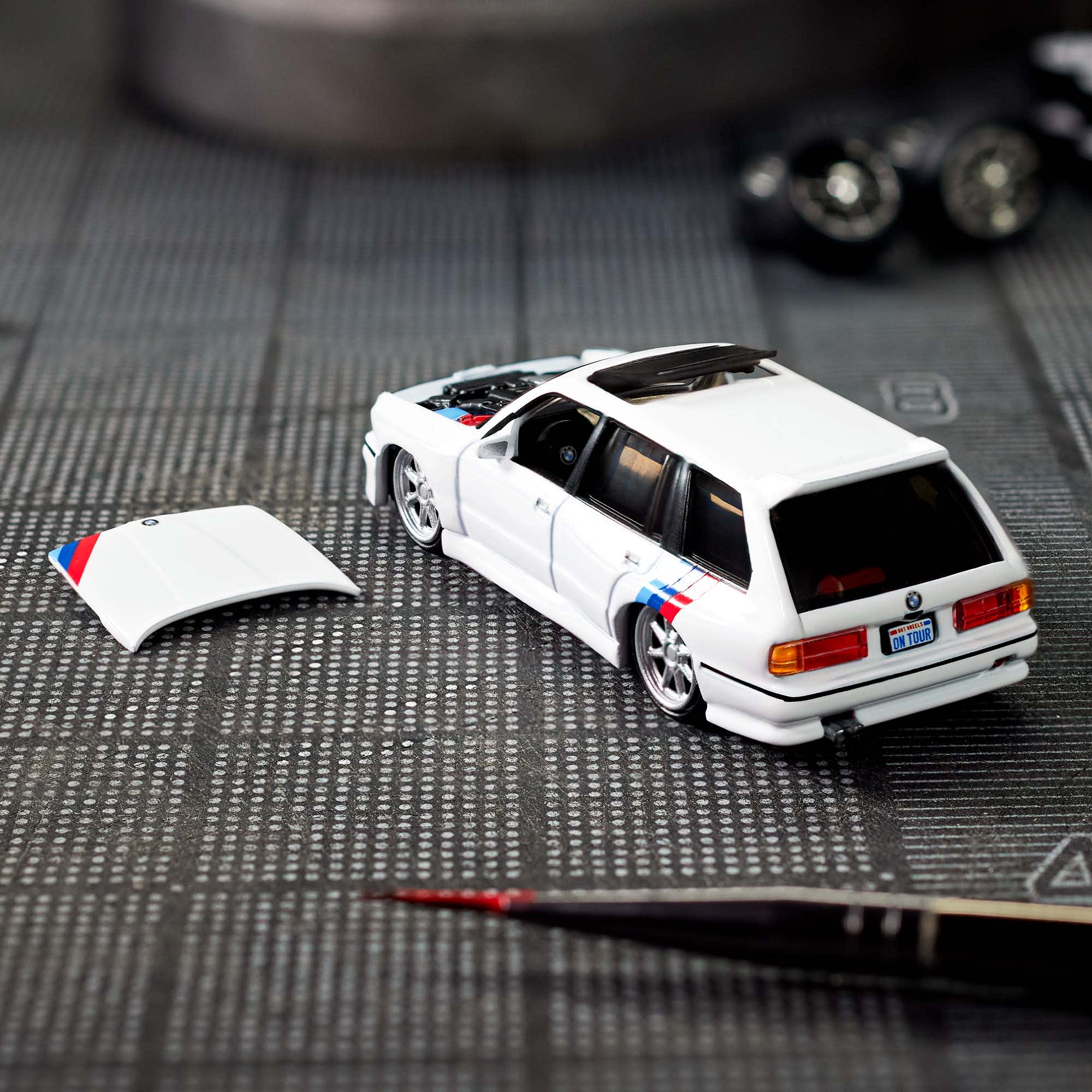 Mattel Creations Hot Wheels Elite 64 1990 BMW 318i Touring