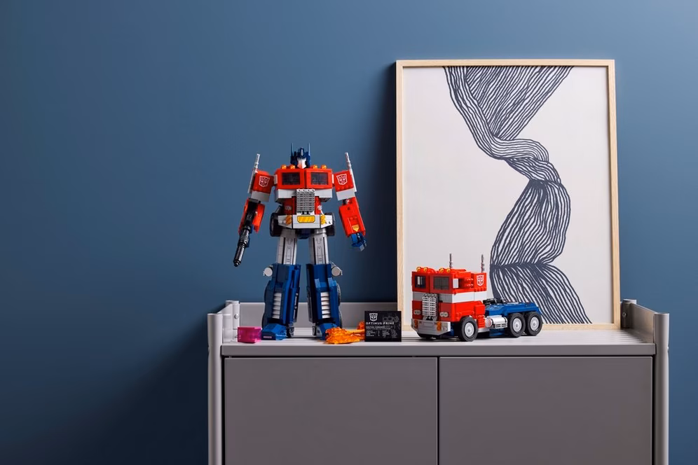 GameStop LEGO Icons Optimus Prime Building Kit 10302