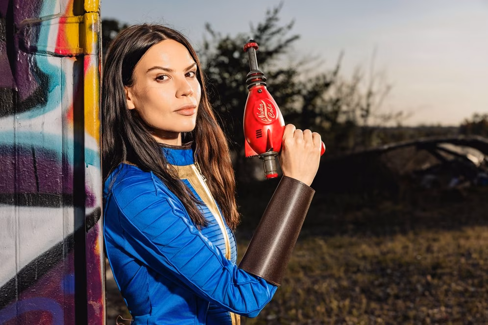 GameStop Diamond Comics: Fallout Nuka-Cola Thirst Zapper 1/1 Scale Replica GameStop Exclusive