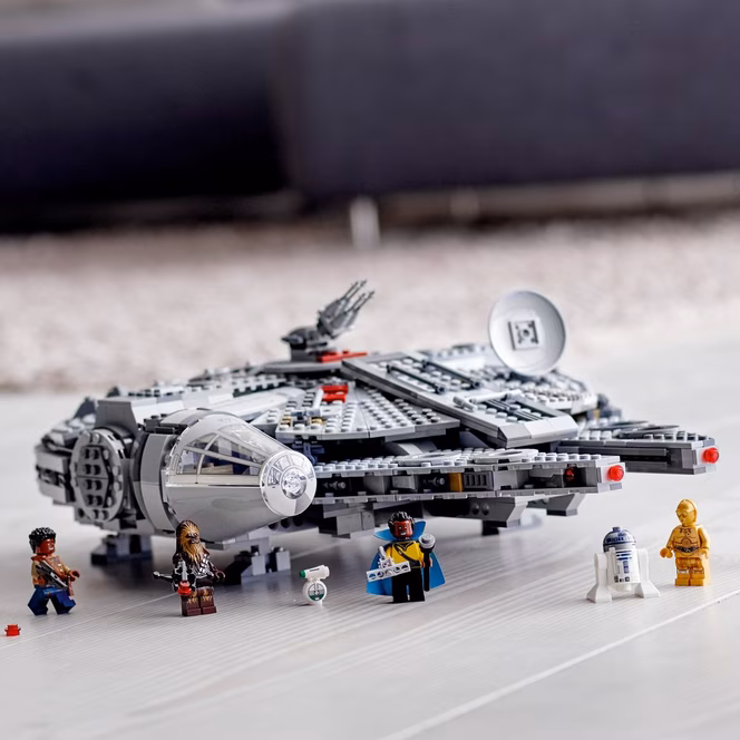 GameStop LEGO Star Wars Episode IX: The Rise of Skywalker Millennium Falcon 75257